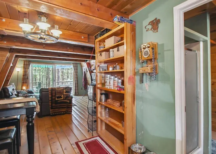 Near Trails: Forest Retreat W/ Backyard Oasis Holiday home